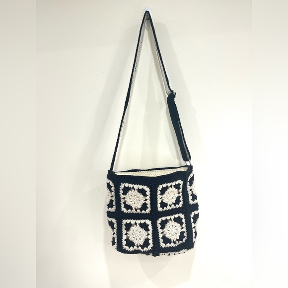 Elegant Black and Cream Crossbody Bag - Picture 5 of 9